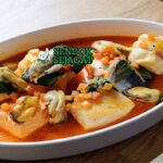 Bouillabaisse sup seafood saffron ikan kerang di mangkuk saji
