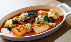 Bouillabaisse Sup Seafood Gurih Khas Prancis Bouillabaisse sup seafood saffron ikan kerang di mangkuk saji