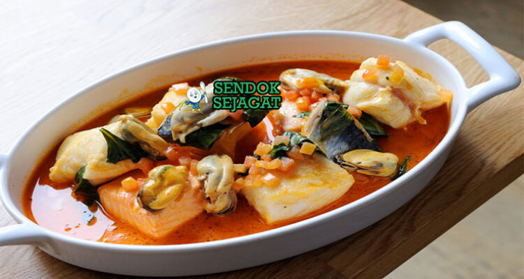 Bouillabaisse sup seafood saffron ikan kerang di mangkuk saji