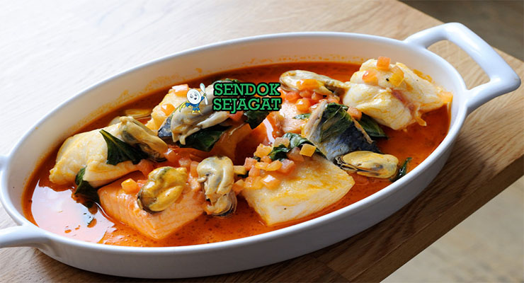 Bouillabaisse Sup Seafood Gurih Khas Prancis Bouillabaisse sup seafood saffron ikan kerang di mangkuk saji