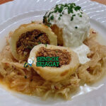 Bratknödel dengan pangsit roti dan saus krim di piring saji