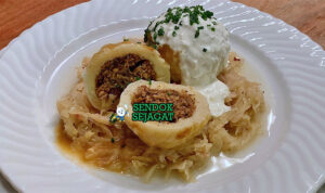 Bratknödel Lembut Khas Austria Bratknödel dengan pangsit roti dan saus krim di piring saji
