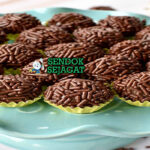 Brigadeiro dengan bola cokelat dan meses di piring saji