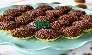 Brigadeiro Manis Khas Brasil Brigadeiro dengan bola cokelat dan meses di piring saji