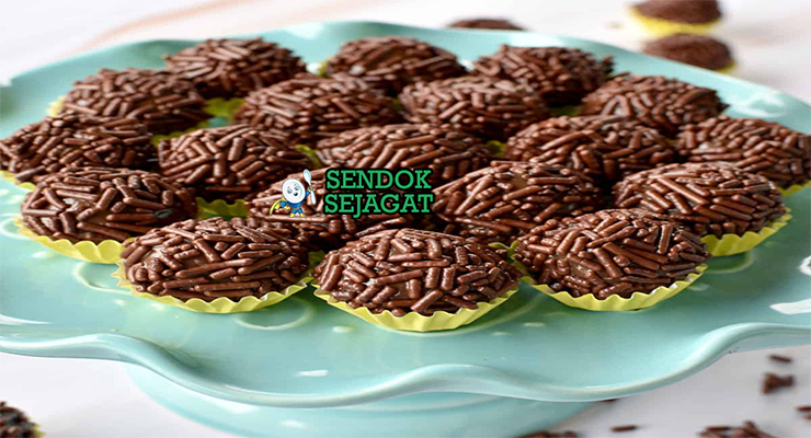 Brigadeiro Manis Khas Brasil Brigadeiro dengan bola cokelat dan meses di piring saji