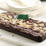 Brownies potong persegi fudgy atas retak dengan walnut di piring saji