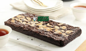 Brownies Fudgy Lembab Khas Amerika Brownies potong persegi fudgy atas retak dengan walnut di piring saji