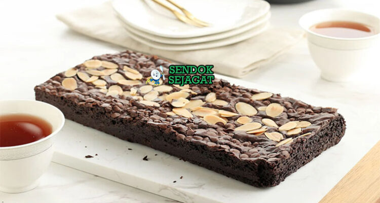 Brownies potong persegi fudgy atas retak dengan walnut di piring saji