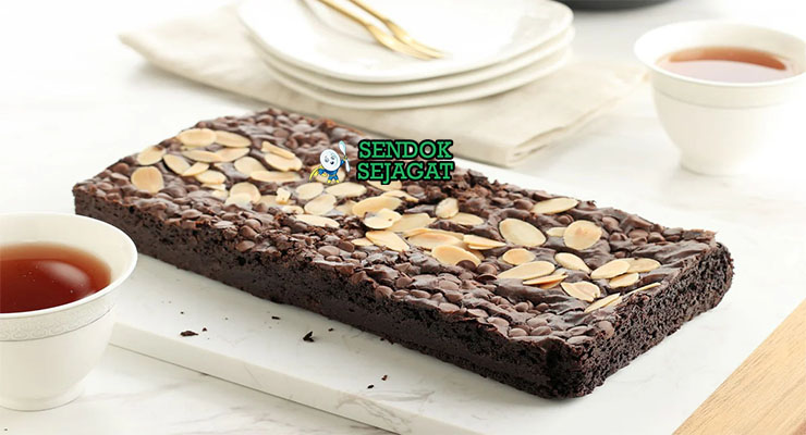 Brownies Fudgy Lembab Khas Amerika Brownies potong persegi fudgy atas retak dengan walnut di piring saji
