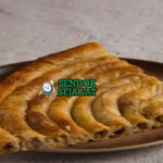 Burek pastri spiral daging keju di piring saji