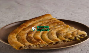 Burek Pastri Renyah Khas Balkan Burek pastri spiral daging keju di piring saji