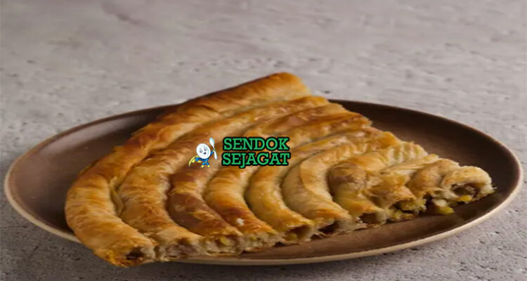 Burek pastri spiral daging keju di piring saji