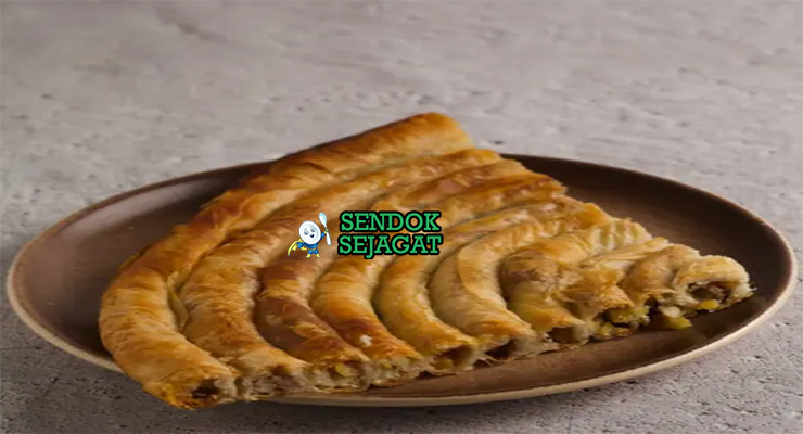 Burek Pastri Renyah Khas Balkan Burek pastri spiral daging keju di piring saji