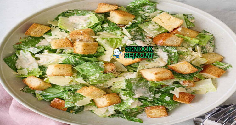 Caesar Salad selada romaine crouton parmesan dressing creamy di piring saji