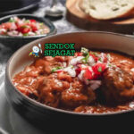 Cape Malay Bredie dengan gulai daging dan sayuran di piring saji
