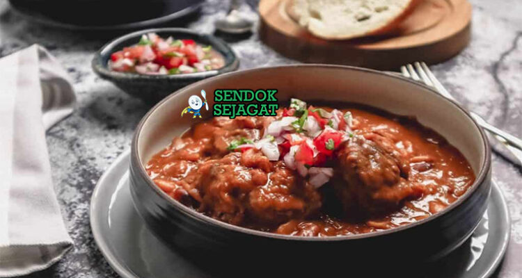 Cape Malay Bredie dengan gulai daging dan sayuran di piring saji