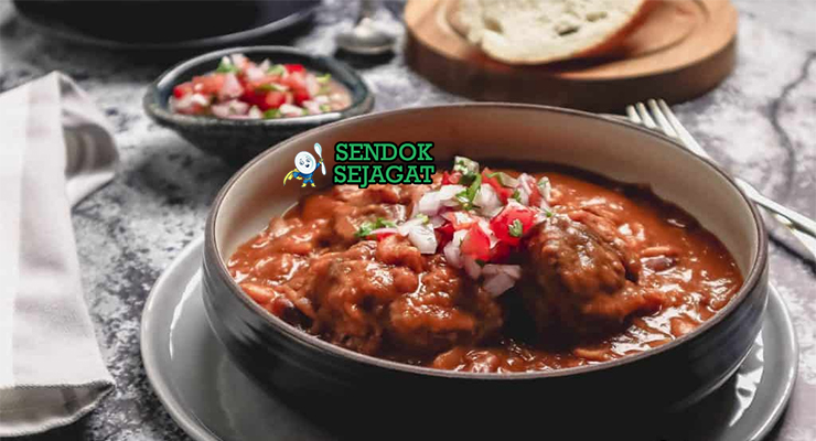 Cape Malay Bredie Gurih Khas Afrika Selatan Cape Malay Bredie dengan gulai daging dan sayuran di piring saji