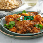 Cape Malay Curry ayam rempah aprikot yogurt atas nasi di mangkuk saji