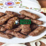 Cevapi dengan sosis bakar dan roti pita di piring saji