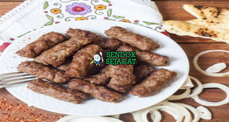 Cevapi dengan sosis bakar dan roti pita di piring saji