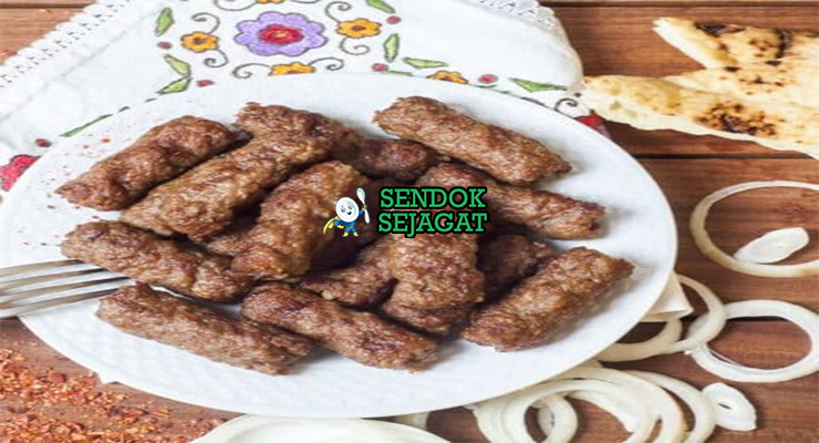 Cevapi Juicy Khas Balkan Cevapi dengan sosis bakar dan roti pita di piring saji