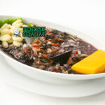 Ceviche de Conchas Negras dengan kerang dan jeruk nipis di piring saji