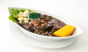 Ceviche de Conchas Negras Segar Khas Ekuador Ceviche de Conchas Negras dengan kerang dan jeruk nipis di piring saji