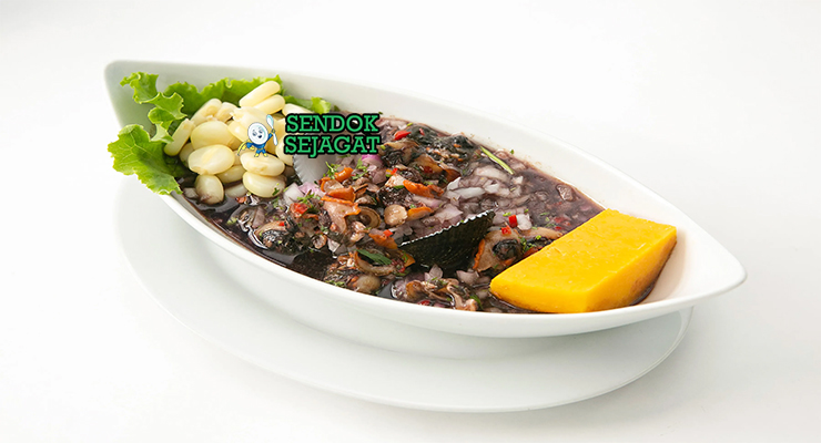 Ceviche de Conchas Negras Segar Khas Ekuador Ceviche de Conchas Negras dengan kerang dan jeruk nipis di piring saji