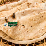 Chapati dengan roti pipih berlapis dan kari di piring saji
