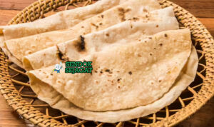 Chapati Lembut Khas Kenya Chapati dengan roti pipih berlapis dan kari di piring saji
