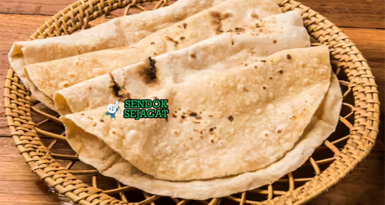 Chapati dengan roti pipih berlapis dan kari di piring saji