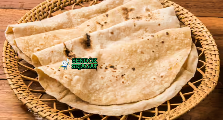 Chapati Lembut Khas Kenya Chapati dengan roti pipih berlapis dan kari di piring saji