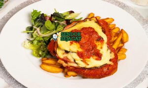Chicken Parma Ayam Cheesy Khas Australia Chicken Parma ayam schnitzel topping keju leleh dengan chips di piring saji