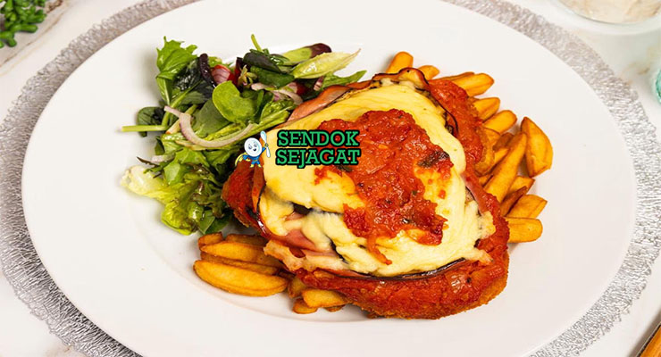 Chicken Parma Ayam Cheesy Khas Australia Chicken Parma ayam schnitzel topping keju leleh dengan chips di piring saji