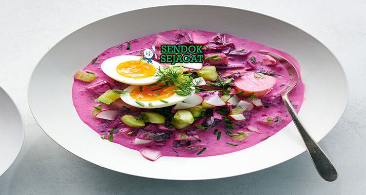 Chlodnik dengan bit dan kefir di mangkuk saji