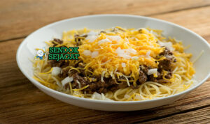 Judul Gambar: Cincinnati Chili spageti chili daging keju bawang kacang di piring saji