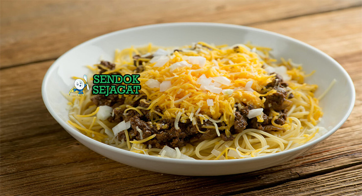 Judul Gambar: Cincinnati Chili spageti chili daging keju bawang kacang di piring saji