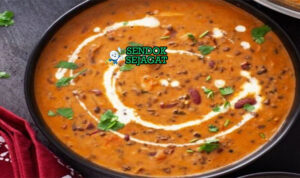 Dal Makhani Kacang Krim Gurih Khas India Dal Makhani kacang hitam krim mentega dengan naan di mangkuk saji