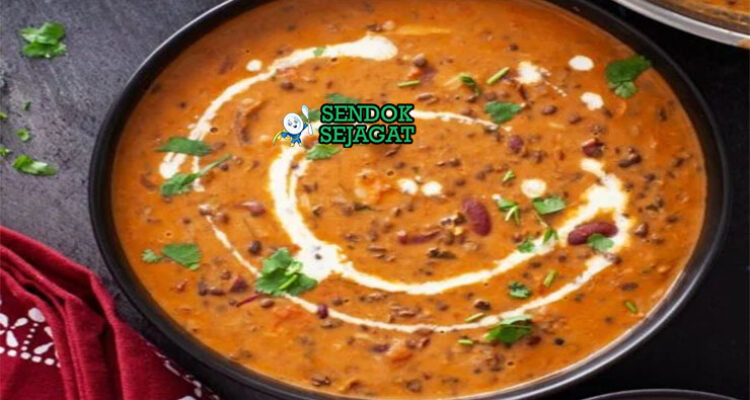Dal Makhani kacang hitam krim mentega dengan naan di mangkuk saji