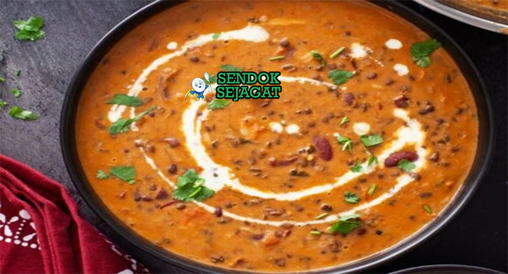 Dal Makhani Kacang Krim Gurih Khas India Dal Makhani kacang hitam krim mentega dengan naan di mangkuk saji