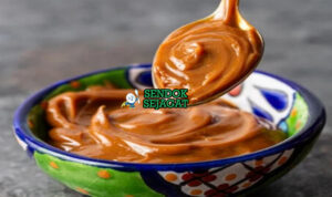 Dulce de Leche Karamel Susu Manis Khas Amerika Selatan Dulce de Leche karamel susu kental dalam toples kaca di meja saji