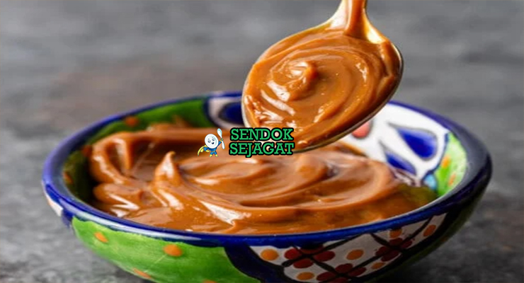 Dulce de Leche Karamel Susu Manis Khas Amerika Selatan Dulce de Leche karamel susu kental dalam toples kaca di meja saji