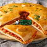 Empanada Gallega dengan pai isi tuna di piring saji