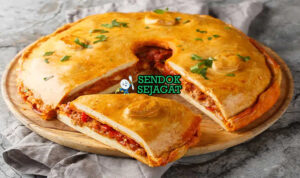 Empanada Gallega Gurih Khas Spanyol Empanada Gallega dengan pai isi tuna di piring saji