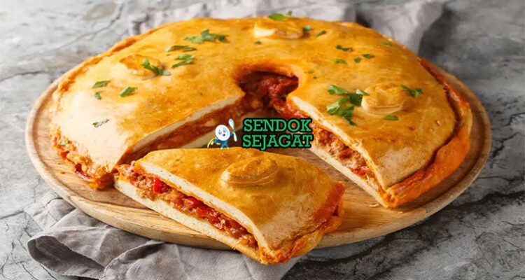 Empanada Gallega dengan pai isi tuna di piring saji