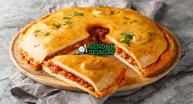 Empanada Gallega Gurih Khas Spanyol Empanada Gallega dengan pai isi tuna di piring saji