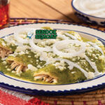Enchiladas Verdes tortilla ayam dengan saus hijau keju meleleh