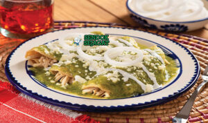 Enchiladas Verdes Saus Hijau Khas Meksiko Enchiladas Verdes tortilla ayam dengan saus hijau keju meleleh