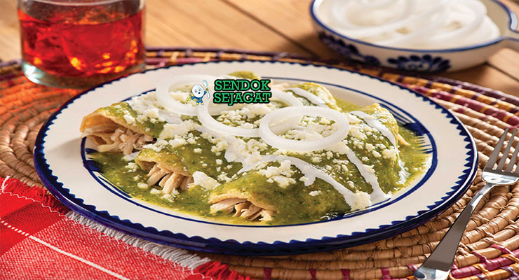 Enchiladas Verdes Saus Hijau Khas Meksiko Enchiladas Verdes tortilla ayam dengan saus hijau keju meleleh