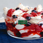 Eton Mess meringue dengan krim dan stroberi di mangkuk saji